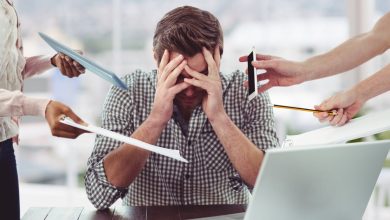 Photo homme stress&eacute; au travail